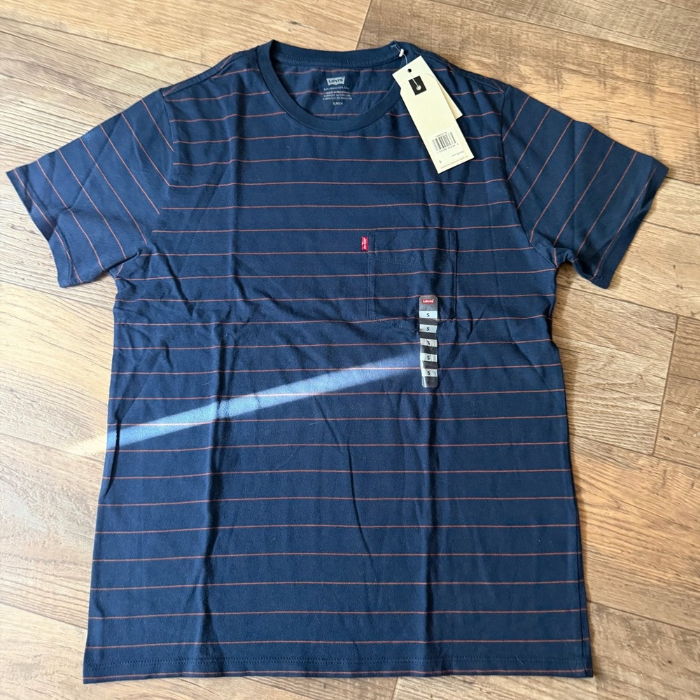 Levi's Men’s Navy Blue Short-Sleeve Tee with Rust Stripe. Size Small. NWT